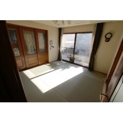 へり無し畳の下は温水床マットを設置しました。