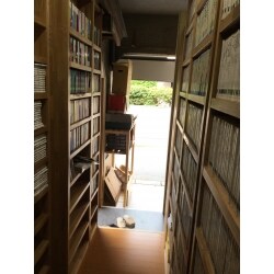 蔵書に合わせて本棚の寸法を決め、スペースを無駄なく活用しました。