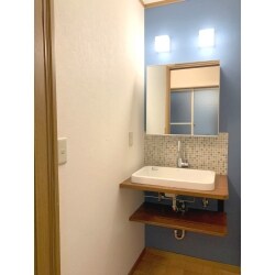 ブルーの壁が印象的なこだわりの詰まった洗面室になりました