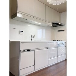 据え置き型の給湯器をベランダに移設しました。
キッチンは食洗機をシンク下に設置出来る
タカラスタンダードをご提案しました。