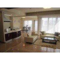 斬新なキッチンと広々としたリビングの快適リフォーム