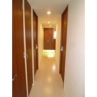 建具の木質感が際立つ白いフローリング