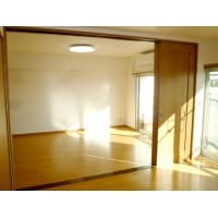 やさしい木目調で統一した、シンプルで落ち着く空間