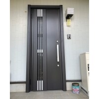 防犯性とスタイリッシュなデザインを備えた玄関へ