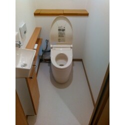 機能的な手洗いカウンターを新設した、1DAYトイレリフォーム