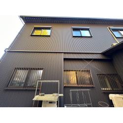 お客様とご相談し、選んだ外装材と玄関扉。
施主様の好きなかっこよさに、オシャレな質感をプラスしました。