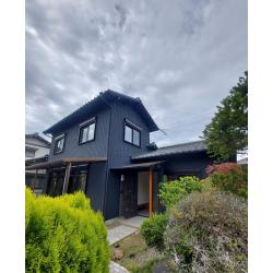 中だけでなく、外装やお庭の工事も行いました。
元の姿からの変化に、施主様も大変ご満足頂いています。