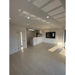 クロス、床材ともに白ベースのものを採用し、部屋の様子が一変しています。