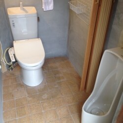 屋外トイレをバリアフリーにリフォーム、浄化槽も設置