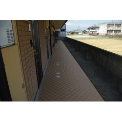 共用廊下 階段にシート貼りで入居率アップ
