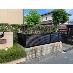 綺麗にお庭を整備されているのですが、だんだん年を取って整備が大変な事、防犯面で家を覗かれたくないというご要望から、今回工事をさせていただきました。奥様の歳を取ってメンテナンスが大変そうだから楽になってほしいという旦那様への思いやりと旦那様のまだまだ庭を守っていきたいというどちらの思いも組みながら、全て緑を処分することなく、緑を少しずつ残しながら、シンボルツリーも残して工事をさせていただきました。またプライバシーを守ることを考えながら圧迫感や使い勝手の悪さが出ないよう、３種類のフェンス、フェンス高を使い分けて工夫しました。