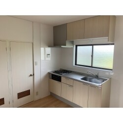 古いアパートをコストを抑えて最大限きれいに見えるように工夫をしながらリノベーションしました。白を基調とし、ナチュラルなイメージでリノベーションしました。