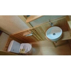 離れのトイレの設備が古い為新しくし、手洗いボールを大きめでオシャレな感じにしたいとご希望でした。お客様のイメージに近づける様考えさせて頂きました。外構工事は、入口を広げ車が入りやすくして欲しいとご希望があり、門周りの庭石等を撤去し、オシャレなフェンスなど取り付け、入りやすくおしゃれな入口に変わりました。
