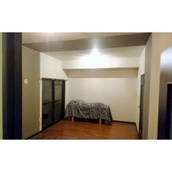 洋室間の壁を解体し、2つの部屋を1つの広い部屋にしました。
