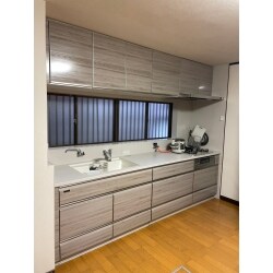 広々としたサイズのシステムキッチンにリフォームしました。明るいおしゃれな色合いで、お部屋の雰囲気が全体的に明るくなりました！