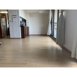 廊下からリビングに続くフローリング全面を明るい色に変えて　全体的に広く明るい印象へ。