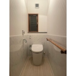元々あったトイレ手洗いを撤去して　床、壁には抗菌、防臭、防汚に優れたTOTOハイドロセラを施工し、明るくクリーンな空間になりました。