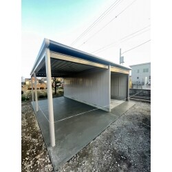 砂利駐車場を土間コンクリートにし、耐久性の高いシャッター付きのガレージを新設しました。
