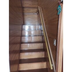 階段に手すりを設置することで階段移動が楽になりました。



