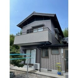 外壁の塗装で築年数を感じさせない外観になりました。
