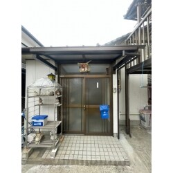 安心感のある大きい庇で雨を防いでくれます。