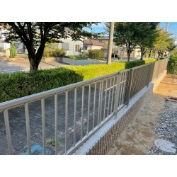 フェンス新設や花壇のレンガ設置等、外構工事を行いました。