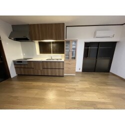 間取りを変えず、キッチン・フローリング・壁紙を新しくナチュラルな雰囲気づくりを演出しました。