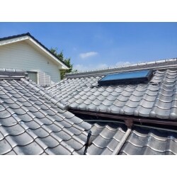 瓦屋根の葺き替え、天窓の防水処理のやり直しを行うことで、綺麗で、強風や大雨に負けない強い屋根になりました。