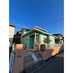 新しいキッチン、ユニットバス、トイレ本体等の設置、建具新設、クロス・クッションフロア貼替、外壁塗装など、全体的なリノベーションを施工いたしました。
リノベーションにより、お家の外も中もピカピカになり、住み心地の良いお家になりました。