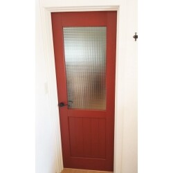 ウッドワン　ピノアースシリーズのドアを取り付けました。
おしゃれな部屋にもなじむデザインとカラーが素敵です！
