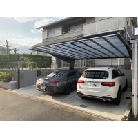 広々とした開放的なカーポートへ
