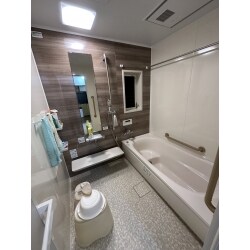 広くて快適なバスルーム、使い勝手の良い洗面スペースになりました。