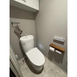 築年数を重ねたマンションのトイレと内装をリフレッシュ。
トイレはTOTOピュアレストEX、
ウォシュレットはアプリコットF4A
に交換しました。
トイレットペーパーホルダーとタオルホルダーは、お客様が使いやすいよう設置位置にもこだわって選定いたしました。