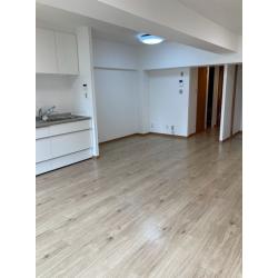 築年数30年以上のマンションをスケルトンリフォームしました。リフォーム前の間取りは部屋が細かく仕切られており、
手狭で自由がきかないので部屋の仕切りを取りたいとのご要望でした。和室2部屋とダイニングの仕切り壁を撤去し、ひとつながりのリビングを作りました。水廻り設備は全て交換し、クロス、床も貼替えました。