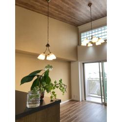 築20年以上のマンションをフルリフォーム。水廻りを全て一新。全室クロス・床の貼り替え、和室をフローリングに変更し一続きの間取りへ。暮らしやすさとデザイン性を両立しました。吹き抜けの天井が高いリビングは、床～アクセントクロス～天井を同系色でまとめる事で、さらに広がりを感じる空間に。こだわりとアイディアが詰まった、心地よい住まいが誕生しました。