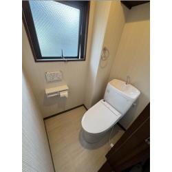 築30年以上の戸建てでトイレと洗面所のリフォームをご依頼いただきました。トイレは内装も一新しました。