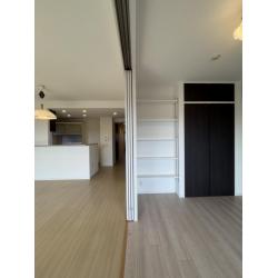 「リビングを仕切りたいが、構造上、コスト面から難しい」と不動産会社に断られ、諦めかけていたお施主様。
「入居後の住みやすさ」を最優先に、プロの視点で実現可能な間仕切りプランをご提案しました。
手書きのパース図と共に提案した内容にご納得頂け、ご成約頂ける事になりました。

和室を洋室へ変更しLDKと一体化させつつ、必要な時に空間を仕切れる柔軟な設計へ。押し入れはクローゼットへ、コンロも一新し、機能性も追求しました。

予算や制約を超え、お施主様の未来の生活に真剣に向き合った結果、理想の住まいを形にすることができました。お引渡しの際の、心からの笑顔が今も忘れられません。 