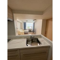 ご使用中のシステムキッチンの部品の不具合をきっかけに、システムキッチンの交換 さらに吊戸棚を取ってオープンキッチンにする方向へと話が広がり、リフォームのご依頼をいただきました。オープンキッチンにするにあたり、袖壁に付いていたインターホンは移設工事を行いました。