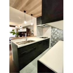 奥様のセンスが光る、アーバンモダンなキッチンへ