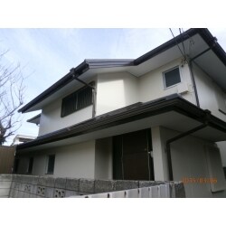 屋根葺き替え・外壁塗装・雨樋交換で、外観を一新しました。