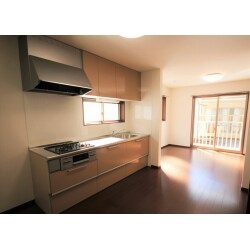 築６０年の戸建て２階部分住居を全面リフォームしました！広々としたダイニングキッチンです。シンプルでローコストながら必要なものは揃っている。若いご夫婦、ご家族にお勧めのリフォームプランです！
