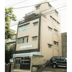 １階が店舗、上階が集合住宅のビル塗装工事です。
SK化研、クリーンマイルドシリコンを使用。
