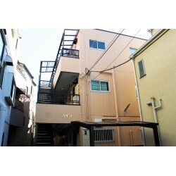 集合住宅の全面外装工事です。
外壁、通路、階段、玄関扉などの全面塗装工事、屋上のウレタン防水工事です。
