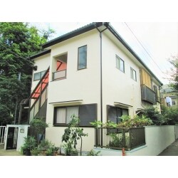 画像の外観は、外壁塗装です。他、屋根のメンテナンス工事、キッチン・トイレのリフォーム、クロス・フローリング貼替えなど、お客様のご要望に沿った部位別のリフォームとなりました。