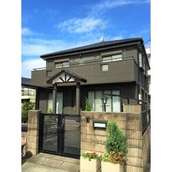 既存の外壁材が、色あせ、反り返り、隙間が出来て黒ずんでいました。かなり劣化していて見栄えも悪い状態でした。サイディングを張り替える事で、新築同様の美しさによみがえりました。