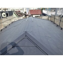 重たい瓦屋根から軽量屋根への葺き替え工事です。
雨漏りが見つかり葺き替え工事となりました。
軽量で、遮音性、耐久性に優れた、横暖ルーフきわみ（ニチハ）使用。