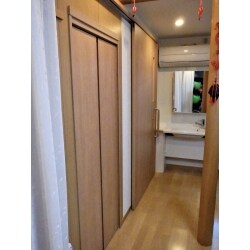 高齢になったご家族の介護のため、リフォームをしました。
トイレのドアを、吊り戸のスライドドアに交換しました。開閉も軽く、間口にゆとりがあり使いやすくなりました。レール、段差が無く車椅子もスムーズに入れます。手すりも設置し安全に使用できます。
自立歩行向けの洗面化粧台を設置しました。洗面ボウルの手前は、つたい歩きや、洗面台へのアプローチ時にしっかり握って体を支えられる設計になっています。お年寄りなどの、安全に配慮した洗面化粧台です。もちろん、車いすにも対応しています。