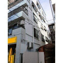 ５階建てビルの外装工事です。
屋根塗装、外壁塗装、トイレリフォームです。