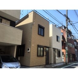 2棟まるごと、全面改修工事です。(価格は1棟分です）
建て直しもご検討されたとの事でしたが、お客様にベストなリフォームプランをご提案させていただくことが出来ました。2棟それぞれ同じ内容の全面スケルトンリフォームをし、1棟を賃貸住宅にする事をご検討。築40年の戸建てですので、かなり老朽化が進んでいました。最小限残せる柱は残し、柱の補修、筋交い補強もし、しっかり土台作りをしました。外壁は、サイディング材を張り、屋根葺き替え、外装の補修など。内装は、お客様とご相談の上、水廻りなど、使い勝手の良いものをご提案させて頂きました。必要なものだけを取り入れシンプルに仕上げ、コストも抑える事ができました。