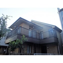 築約25年の戸建て住宅です。外観はそれほど劣化していませんが、木材で作られたバルコニーは、雨水などが染み込み腐敗している箇所があり、見た目も悪くなっていました。
バルコニーは全て撤去し、シンプルなダークブラウンの縦格子タイプのものにしました。下部の桁を木目の面材で覆い、外壁に合わせたデザインで一体感が生まれました。
屋根は、金属屋根のカバー工法にしました。